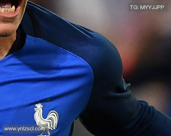 加维戴帽后把球踢上看台